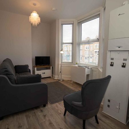 Pass The Keys Newly Renovated 2 Bedroom Apartment And Free Parking Scarborough Kültér fotó