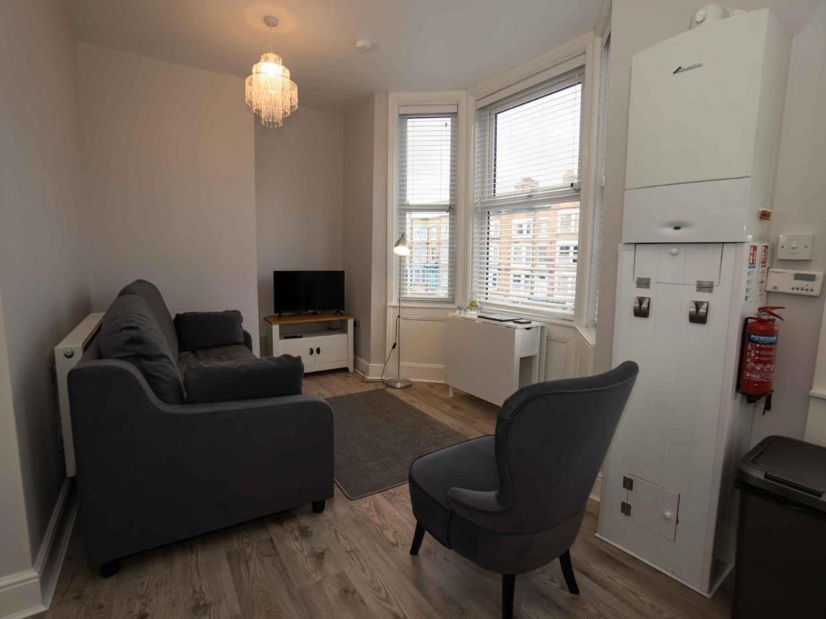 Pass The Keys Newly Renovated 2 Bedroom Apartment And Free Parking Scarborough Kültér fotó