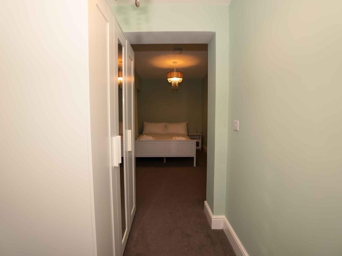 Pass The Keys Newly Renovated 2 Bedroom Apartment And Free Parking Scarborough Kültér fotó